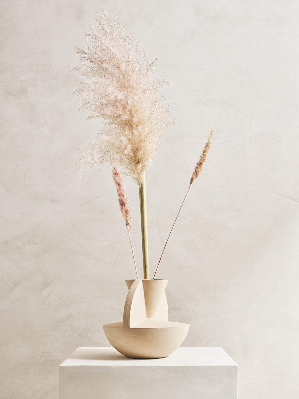 Vaso sculptural stoneware vase with Pampas grass